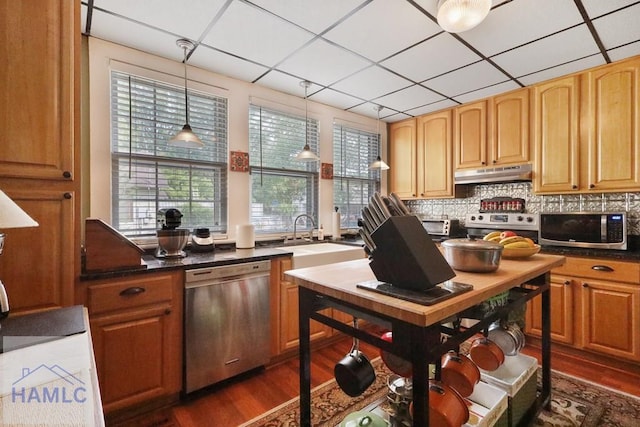 661 E Plum St, Jesup, GA 31546 - kitchen with stainless steel appliances, under cabinet range hood, dark wood-type flooring, a drop ceiling, and backsplash