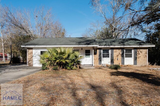 single story home featuring a front yard