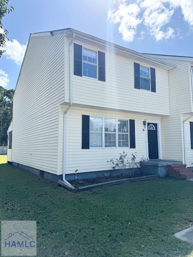 view of front facade featuring a front lawn