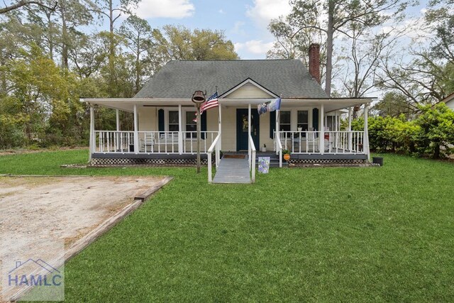 view of front of house featuring a front lawn