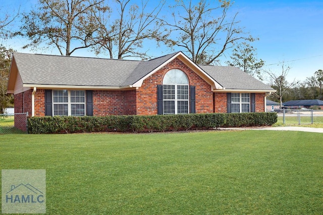 ranch-style home featuring a front lawn