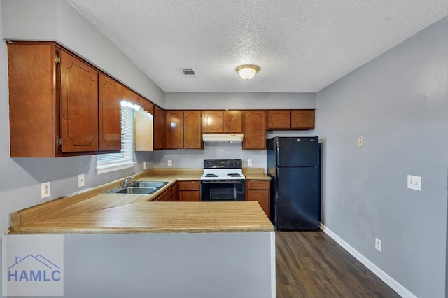 kitchen featuring black fridge, sink, electric range, a textured ceiling, and kitchen peninsula