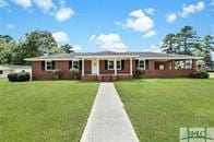 single story home featuring a front yard