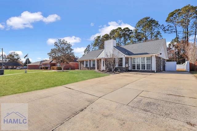 view of front facade featuring a front yard