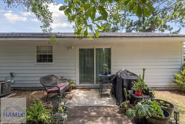 128 W Kenny Dr, Hinesville, GA 31313 - back of property featuring a patio