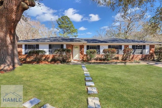 ranch-style house featuring a front lawn and brick siding