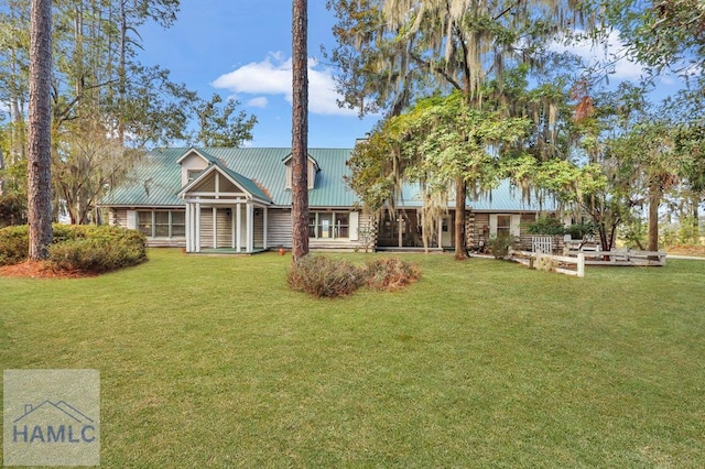 view of front of home featuring a front lawn