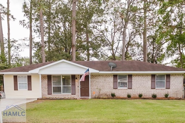 ranch-style house featuring a front lawn