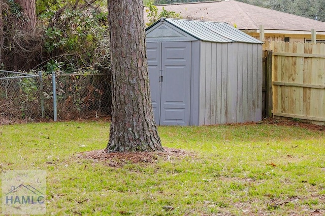 view of outdoor structure featuring a yard