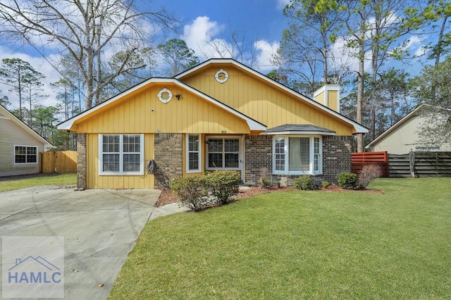 view of front facade with a front yard