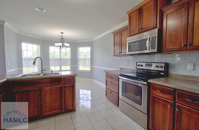 kitchen featuring crown molding, sink, stainless steel appliances, and an inviting chandelier