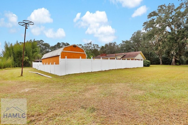 view of yard featuring an outdoor structure