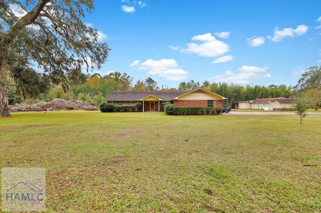 single story home featuring a front lawn