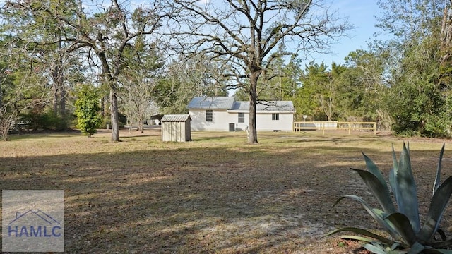 view of yard with a storage shed