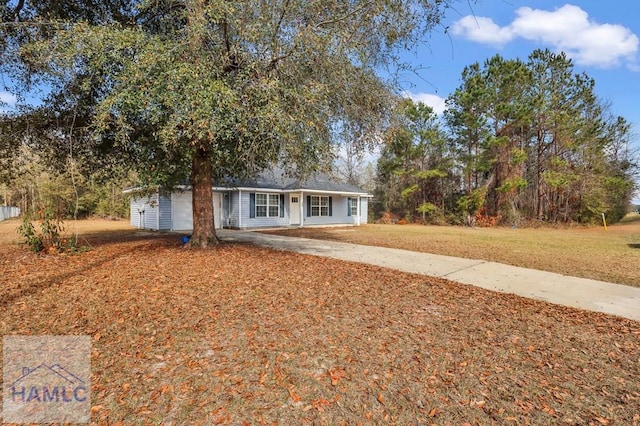 view of front of home featuring a front yard