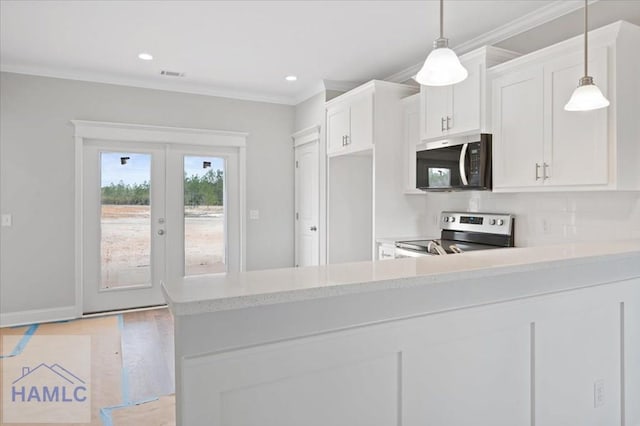 kitchen with stainless steel appliances, visible vents, crown molding, and white cabinetry