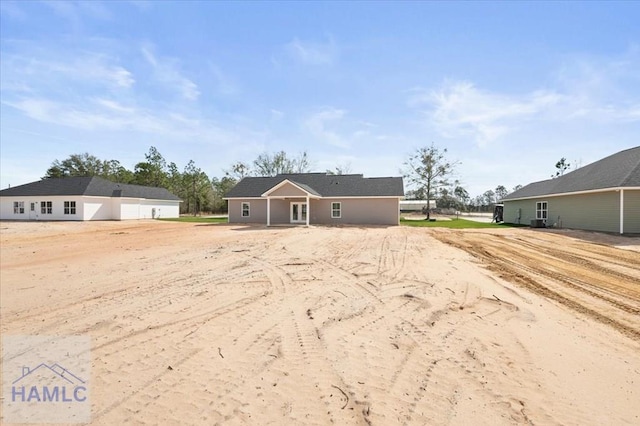 view of front of property with dirt driveway