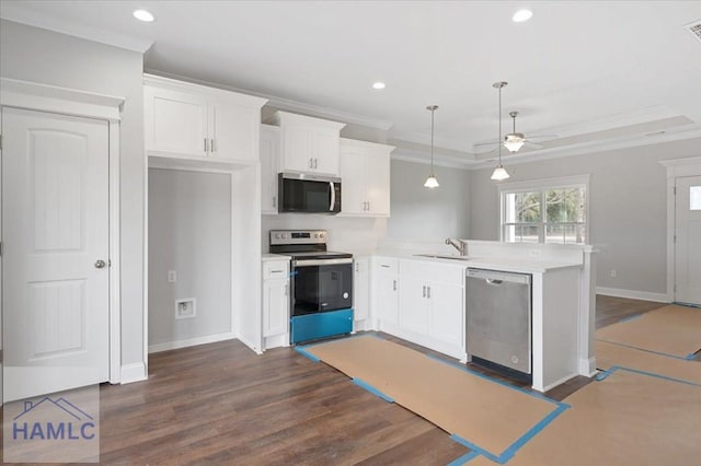 kitchen with dark wood-style floors, a peninsula, ceiling fan, stainless steel appliances, and white cabinetry