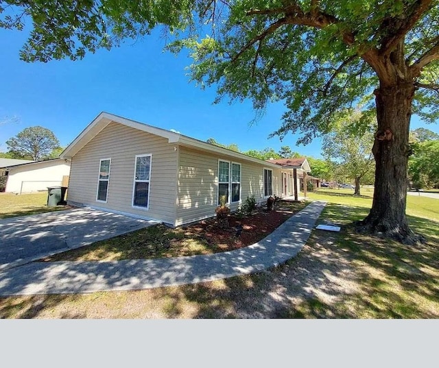 view of front of property with a front yard