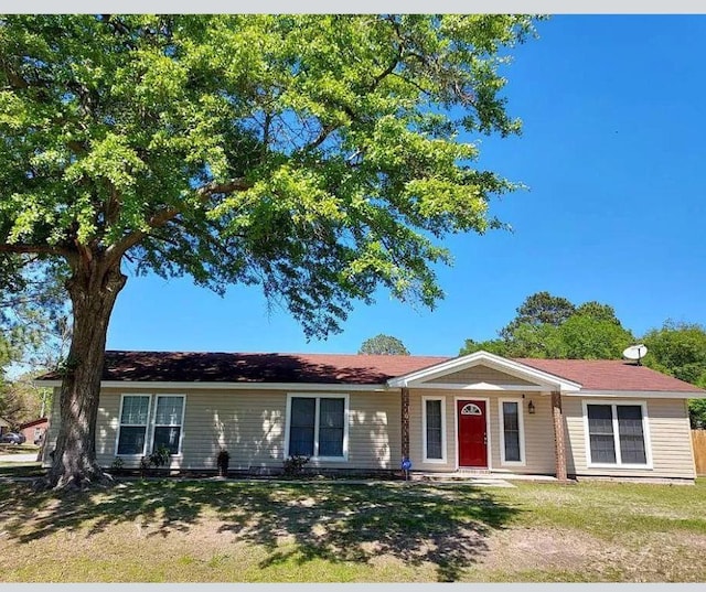 ranch-style house with a front yard