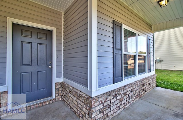 property entrance featuring a porch