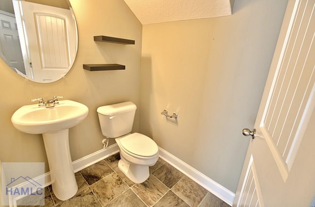 587 Fairview Cir, Hinesville, GA 31313 - bathroom with toilet, baseboards, a textured ceiling, and a sink
