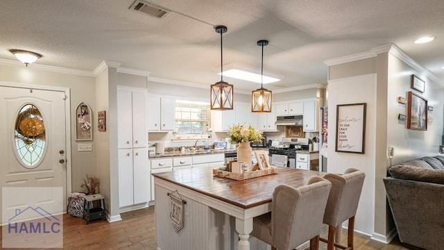 705 S 11th St, Jesup, GA 31545 - dining area with dark wood-type flooring, crown molding, a textured ceiling, and recessed lighting
