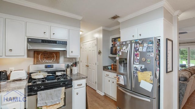 705 S 11th St, Jesup, GA 31545 - kitchen featuring stainless steel appliances, under cabinet range hood, light wood-style flooring, white cabinetry, and ornamental molding