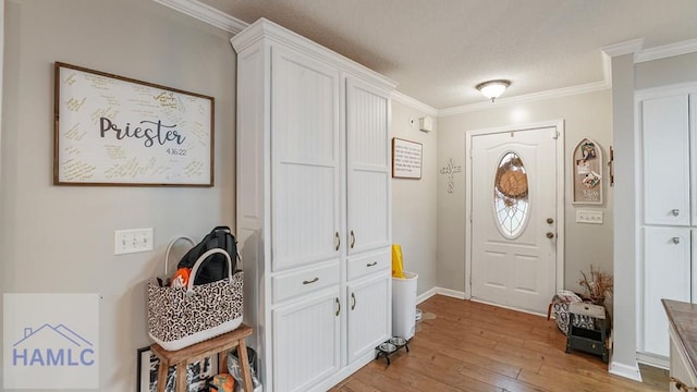705 S 11th St, Jesup, GA 31545 - foyer with light wood-style floors and crown molding