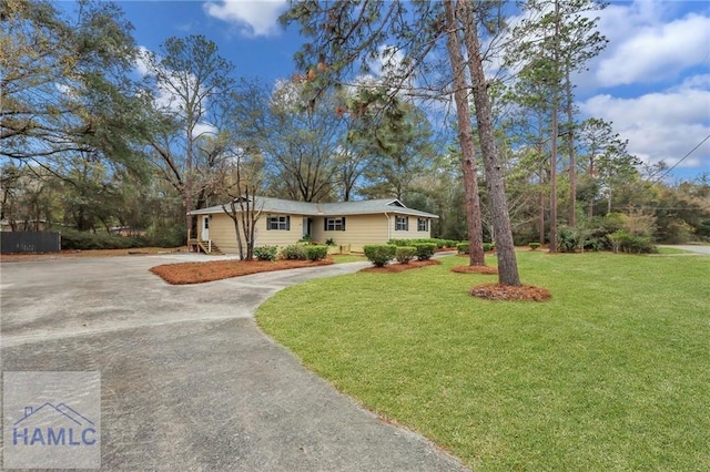 105N Bay St, Jesup, GA 31545 - ranch-style house with driveway and a front lawn