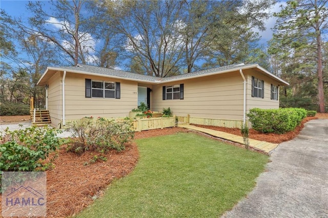 105N Bay St, Jesup, GA 31545 - single story home featuring a front yard
