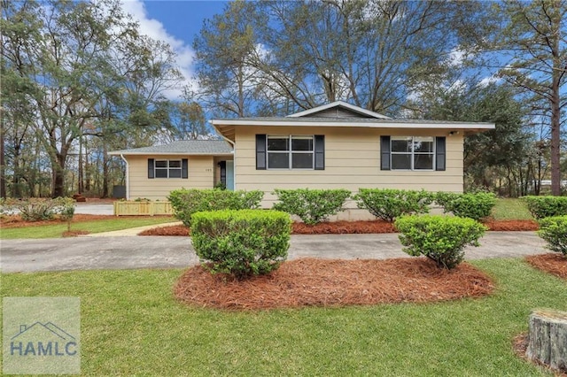 105N Bay St, Jesup, GA 31545 - view of front facade with a front yard