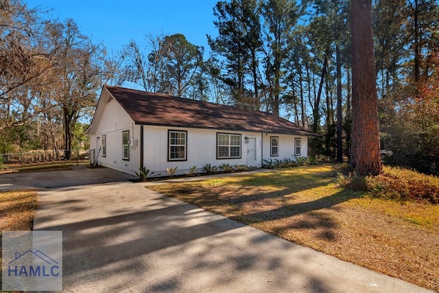 view of front of home with a front lawn