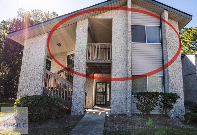 view of front of home featuring a balcony