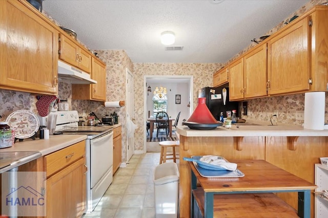 kitchen with kitchen peninsula, a kitchen breakfast bar, black fridge, and white electric stove