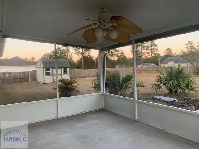 sunroom with ceiling fan