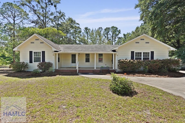 265 Mahan St, Jesup, GA 31545 - single story home with covered porch, a front yard, and a shingled roof