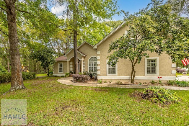 102 Drakes Lndg, Brunswick, GA 31523 - view of front of home with stucco siding and a front yard