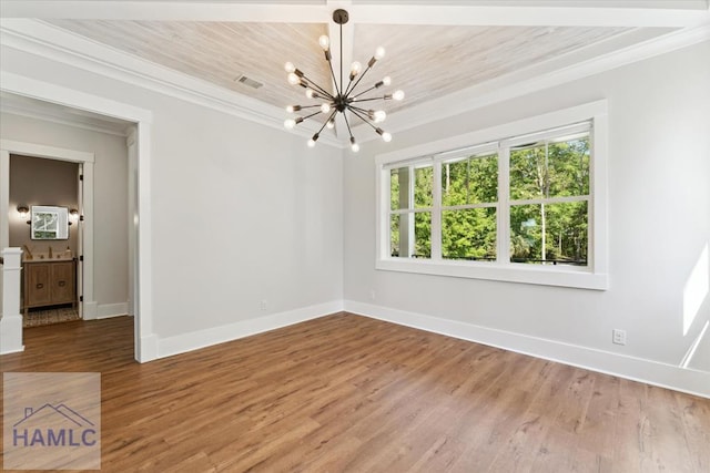 empty room with ornamental molding, an inviting chandelier, baseboards, and visible vents