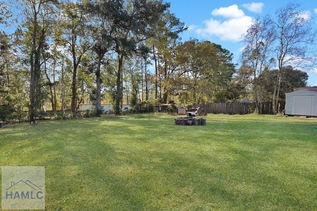 view of yard featuring a fire pit