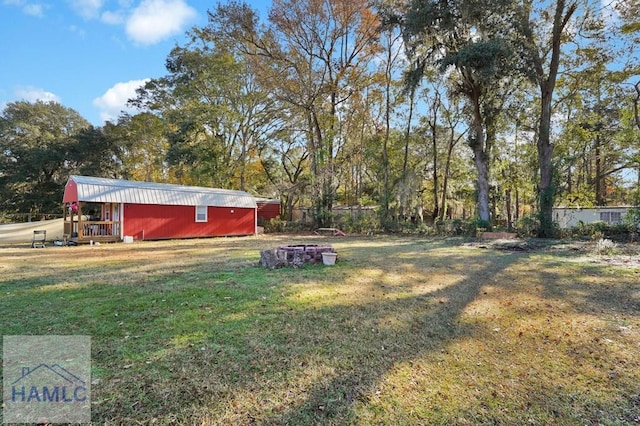 view of yard featuring an outdoor structure