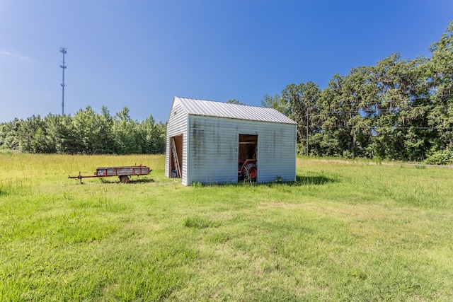 view of outdoor structure with a yard