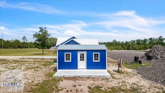 view of outbuilding featuring an outbuilding