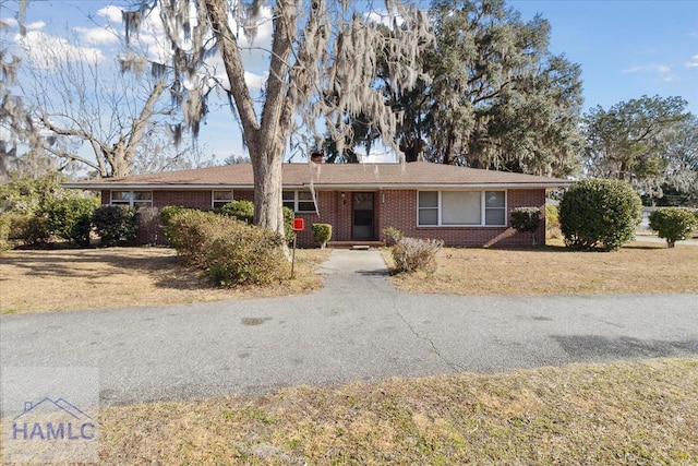 ranch-style home featuring a front lawn