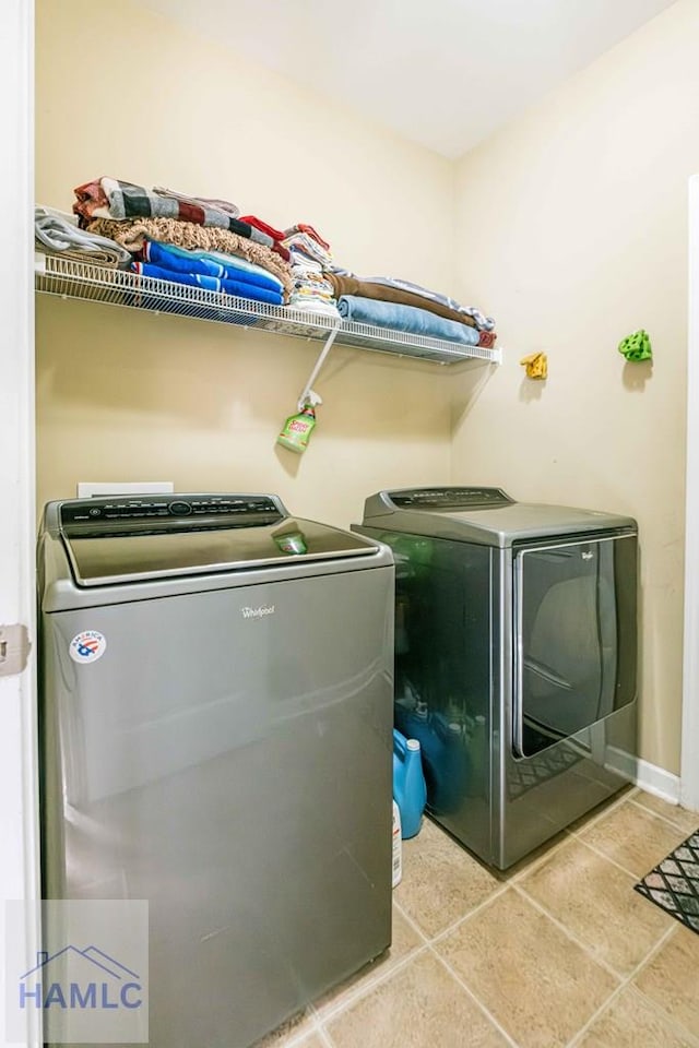 washroom featuring light tile patterned floors and independent washer and dryer