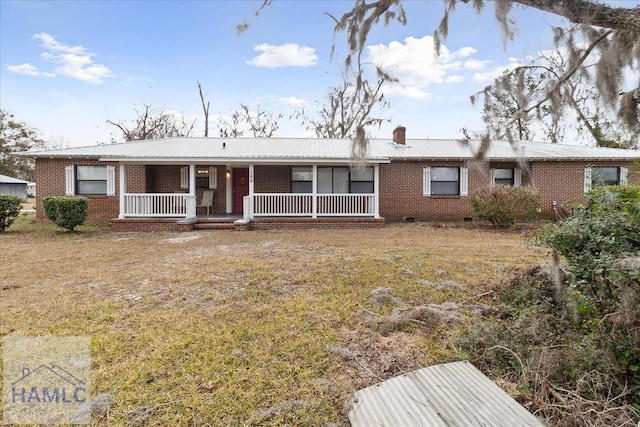 ranch-style home featuring a front yard and covered porch