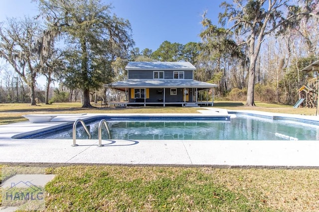 view of swimming pool featuring a yard