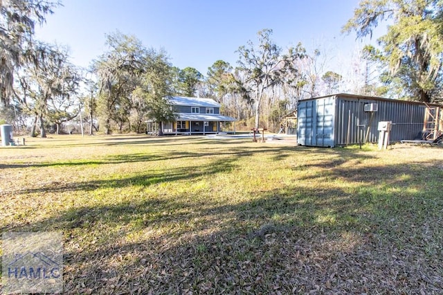 view of yard featuring an outbuilding