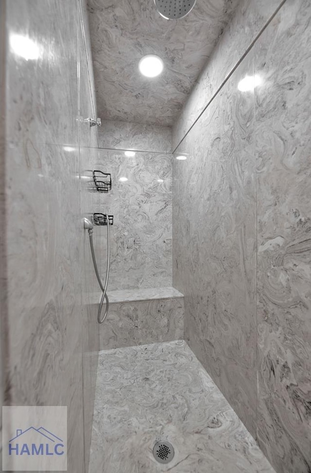 bathroom featuring tiled shower