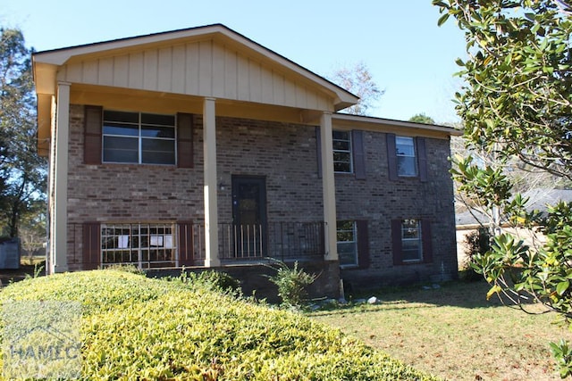 view of front of home featuring a front yard